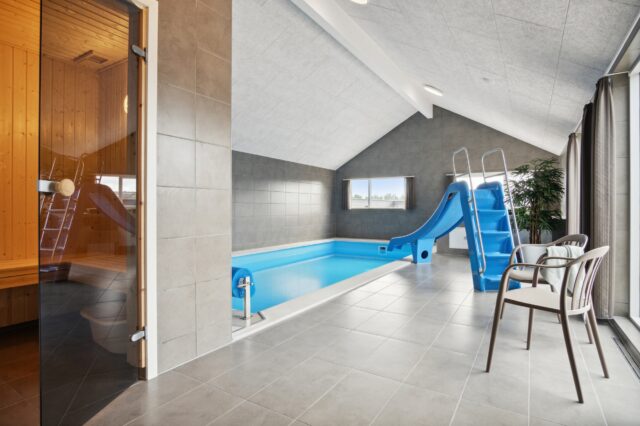 VillaVilla sommerhus med pool og wellness